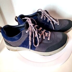 Clarks Women's Wave Walk Navy Nubuck Waterproof Sneakers Size  5 or 35.5